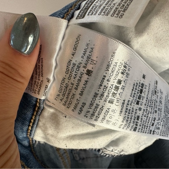 Levi’s High Rise Shorts - Picture 5 of 5